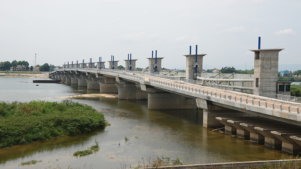 Dự án đập dâng hạ lưu sông Trà Khúc có vốn đầu tư 1.500 tỉ đồng thi công dở dang